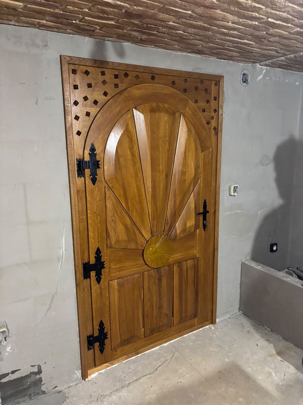 Detail masívnych dubových dverí s vejárovou výplňou